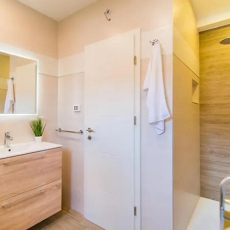 Milohanic Luxury Apartments 4*
