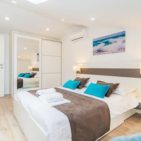 Milohanic Luxury 4* פורץ